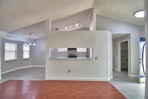 House in Winter Haven, Florida 4 bedrooms, 138.24 sq.m. № 2093330 - photo 9