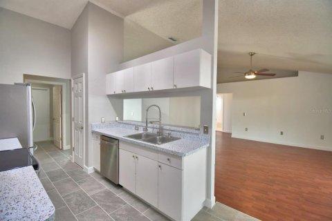 House in Winter Haven, Florida 4 bedrooms, 138.24 sq.m. № 2093330 - photo 12