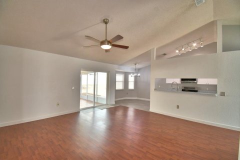 House in Winter Haven, Florida 4 bedrooms, 138.24 sq.m. № 2093330 - photo 8
