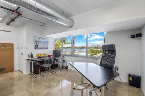 Propiedad comercial en venta en Miami Beach, Florida № 1990784 - foto 23