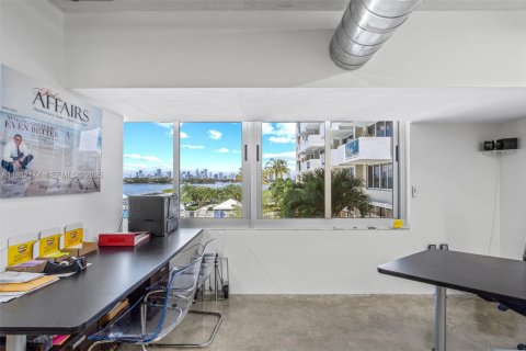 Propiedad comercial en venta en Miami Beach, Florida № 1990784 - foto 24