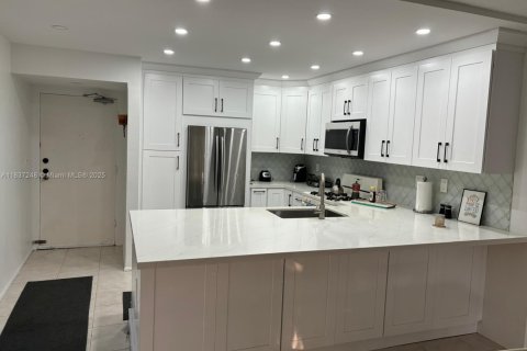 Condominio en alquiler en Pinecrest, Florida, 2 dormitorios, 103.12 m2 № 1821884 - foto 1