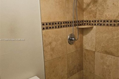 Condo in Oakland Park, Florida, 2 bedrooms  № 1861754 - photo 21
