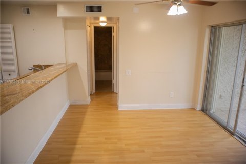Condo in Oakland Park, Florida, 2 bedrooms  № 1861754 - photo 17