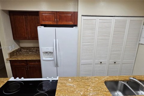 Condo in Oakland Park, Florida, 2 bedrooms  № 1861754 - photo 11