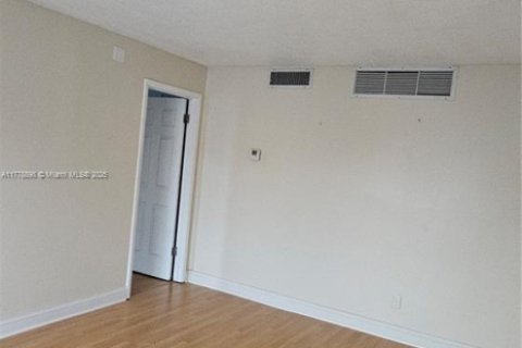 Condo in Oakland Park, Florida, 2 bedrooms  № 1861754 - photo 5