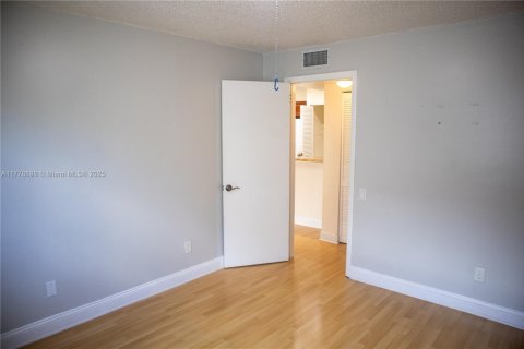 Condo in Oakland Park, Florida, 2 bedrooms  № 1861754 - photo 23