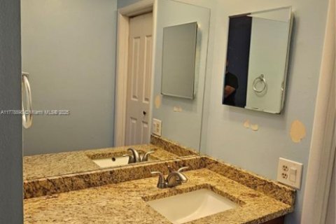 Condo in Oakland Park, Florida, 2 bedrooms  № 1861754 - photo 20