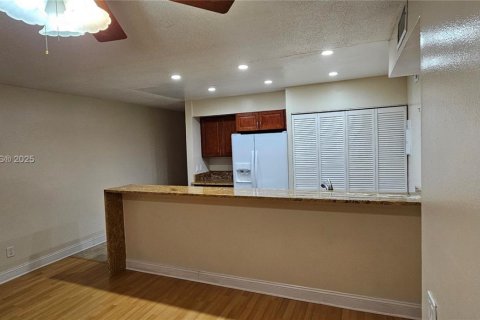 Condo in Oakland Park, Florida, 2 bedrooms  № 1861754 - photo 25