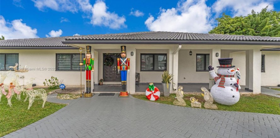 Дом в Майами, Флорида 5 спален, 203.55м2 № 1974308