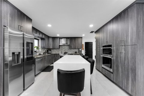 Купить виллу или дом в Майами, Флорида 5 спален, 203.55м2, № 1974308 - фото 13