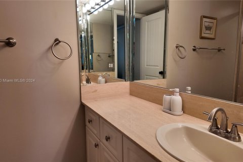 Copropriété à louer à Hollywood, Floride: 2 chambres, 145.86 m2 № 1727932 - photo 13