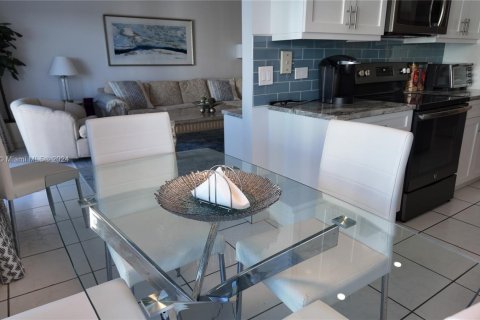 Copropriété à louer à Hollywood, Floride: 2 chambres, 145.86 m2 № 1727932 - photo 10