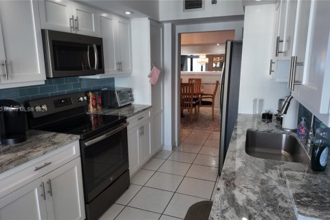 Copropriété à louer à Hollywood, Floride: 2 chambres, 145.86 m2 № 1727932 - photo 8