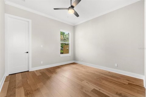 House in Tampa, Florida 5 bedrooms, 327.11 sq.m. № 1910761 - photo 18