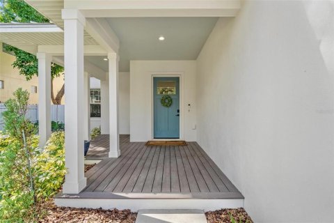House in Tampa, Florida 5 bedrooms, 327.11 sq.m. № 1910761 - photo 3