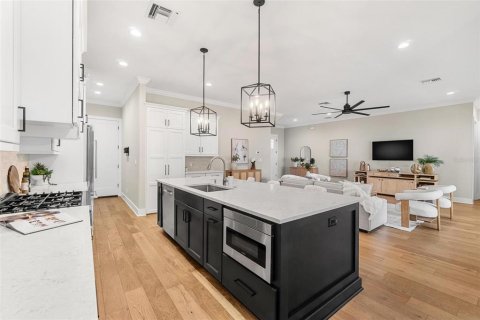 House in Tampa, Florida 5 bedrooms, 327.11 sq.m. № 1910761 - photo 9