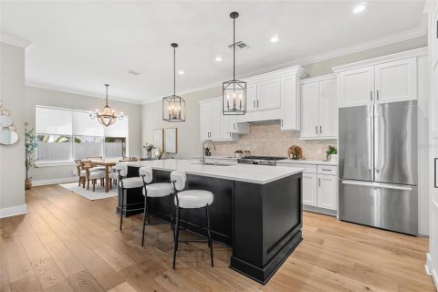 House in Tampa, Florida 5 bedrooms, 327.11 sq.m. № 1910761 - photo 8