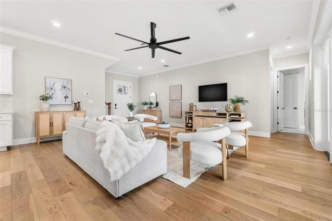 House in Tampa, Florida 5 bedrooms, 327.11 sq.m. № 1910761 - photo 7