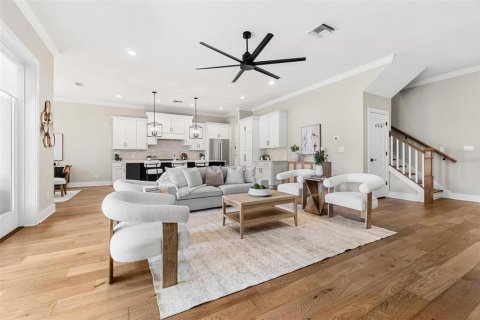 House in Tampa, Florida 5 bedrooms, 327.11 sq.m. № 1910761 - photo 5