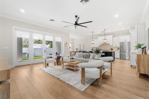 House in Tampa, Florida 5 bedrooms, 327.11 sq.m. № 1910761 - photo 6