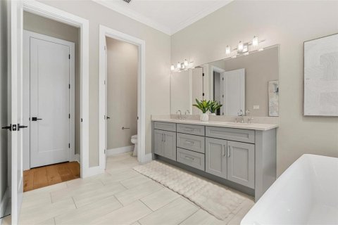 House in Tampa, Florida 5 bedrooms, 327.11 sq.m. № 1910761 - photo 28