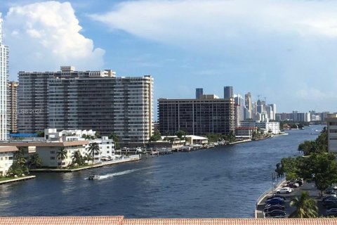 Condo in Hallandale Beach, Florida, 2 bedrooms  № 1696641 - photo 9