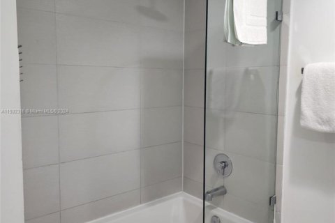 Condo in Hallandale Beach, Florida, 2 bedrooms  № 1696641 - photo 18