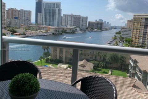 Condo in Hallandale Beach, Florida, 2 bedrooms  № 1696641 - photo 20