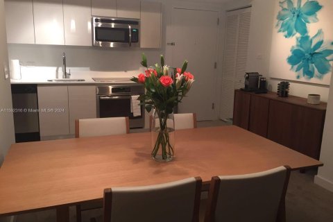 Condo in Hallandale Beach, Florida, 2 bedrooms  № 1696641 - photo 1