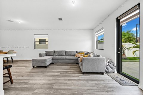 Casa en venta en Hialeah, Florida, 4 dormitorios, 184.88 m2 № 1700824 - foto 12