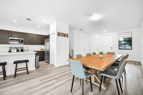 Casa en venta en Hialeah, Florida, 4 dormitorios, 184.88 m2 № 1700824 - foto 11