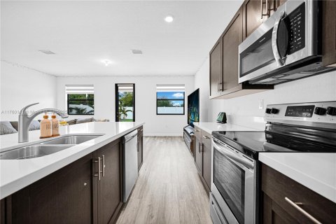 Casa en venta en Hialeah, Florida, 4 dormitorios, 184.88 m2 № 1700824 - foto 5