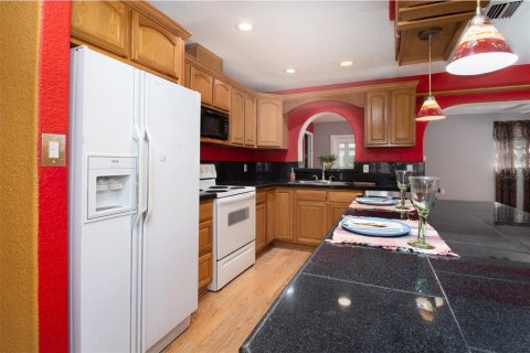 House in Port Richey, Florida 3 bedrooms, 139.54 sq.m. № 1613293 - photo 7