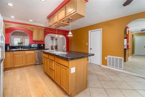 House in Port Richey, Florida 3 bedrooms, 139.54 sq.m. № 1613293 - photo 5
