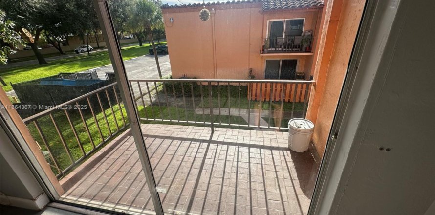 Condominio en Miami Lakes, Florida, 2 dormitorios № 1979232