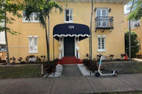 Снять в аренду кондоминиум в Корал-Гейблс, Флорида 32.61м2, № 1949479 - фото 1