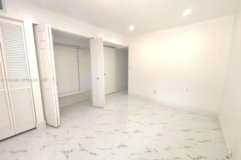 Casa en alquiler en Miami, Florida, 2 dormitorios, 227.61 m2 № 2038666 - foto 13