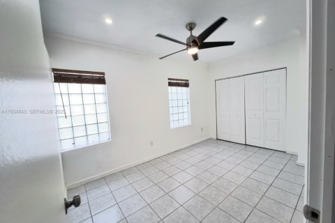 Casa en alquiler en Miami, Florida, 2 dormitorios, 227.61 m2 № 2038666 - foto 11