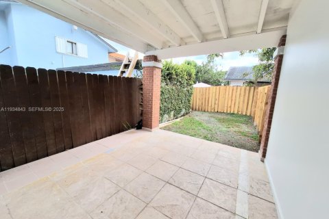 Casa en alquiler en Miami, Florida, 2 dormitorios, 227.61 m2 № 2038666 - foto 21