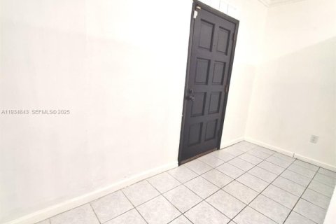 Casa en alquiler en Miami, Florida, 2 dormitorios, 227.61 m2 № 2038666 - foto 2
