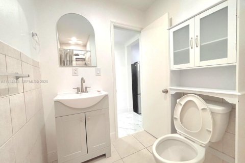 Casa en alquiler en Miami, Florida, 2 dormitorios, 227.61 m2 № 2038666 - foto 16