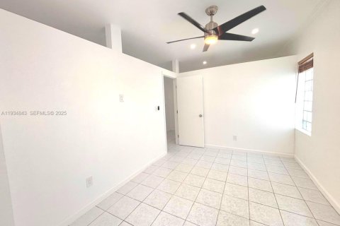 Casa en alquiler en Miami, Florida, 2 dormitorios, 227.61 m2 № 2038666 - foto 12