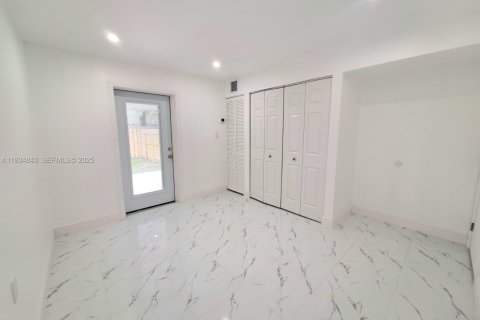 Casa en alquiler en Miami, Florida, 2 dormitorios, 227.61 m2 № 2038666 - foto 15