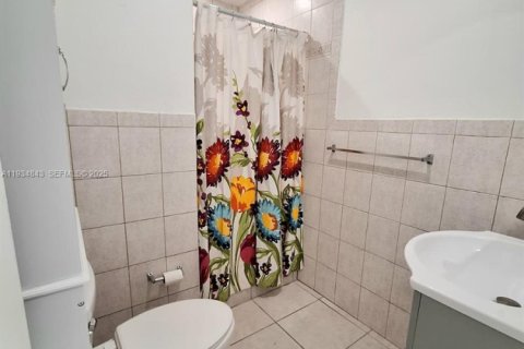 Casa en alquiler en Miami, Florida, 2 dormitorios, 227.61 m2 № 2038666 - foto 17