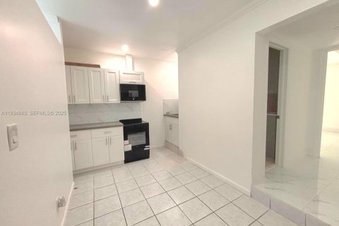 Casa en alquiler en Miami, Florida, 2 dormitorios, 227.61 m2 № 2038666 - foto 8