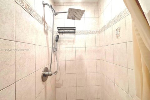 Casa en alquiler en Miami, Florida, 2 dormitorios, 227.61 m2 № 2038666 - foto 18