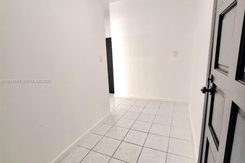 Casa en alquiler en Miami, Florida, 2 dormitorios, 227.61 m2 № 2038666 - foto 4