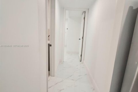 Casa en alquiler en Miami, Florida, 2 dormitorios, 227.61 m2 № 2038666 - foto 9