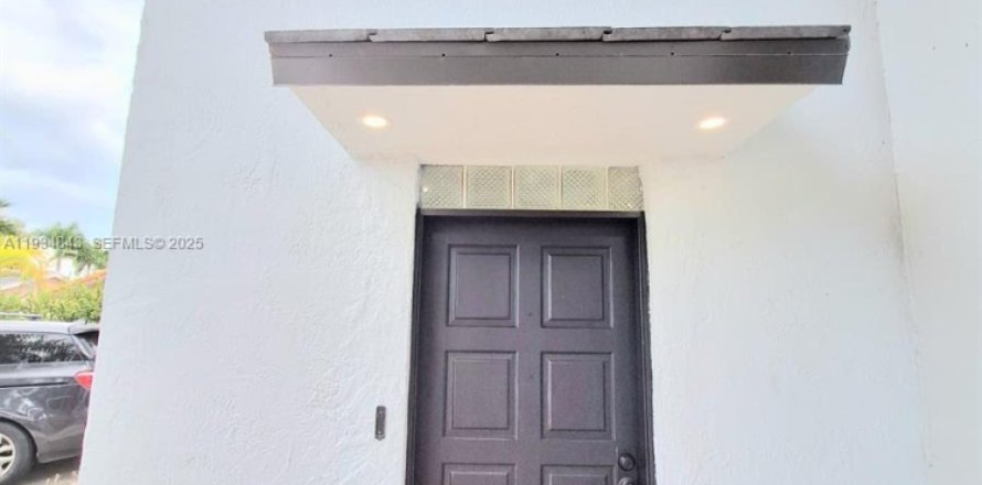 Casa en Miami, Florida 2 dormitorios, 227.61 m2 № 2038666